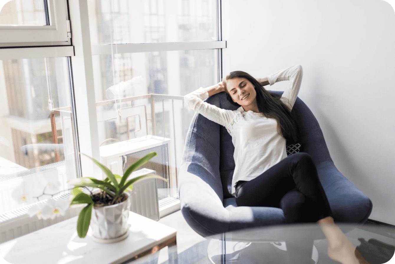 Kobieta odpoczywająca w fotelu