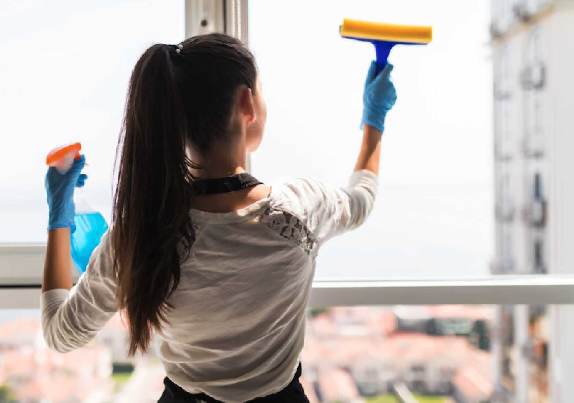 Kobieta myjąca okno