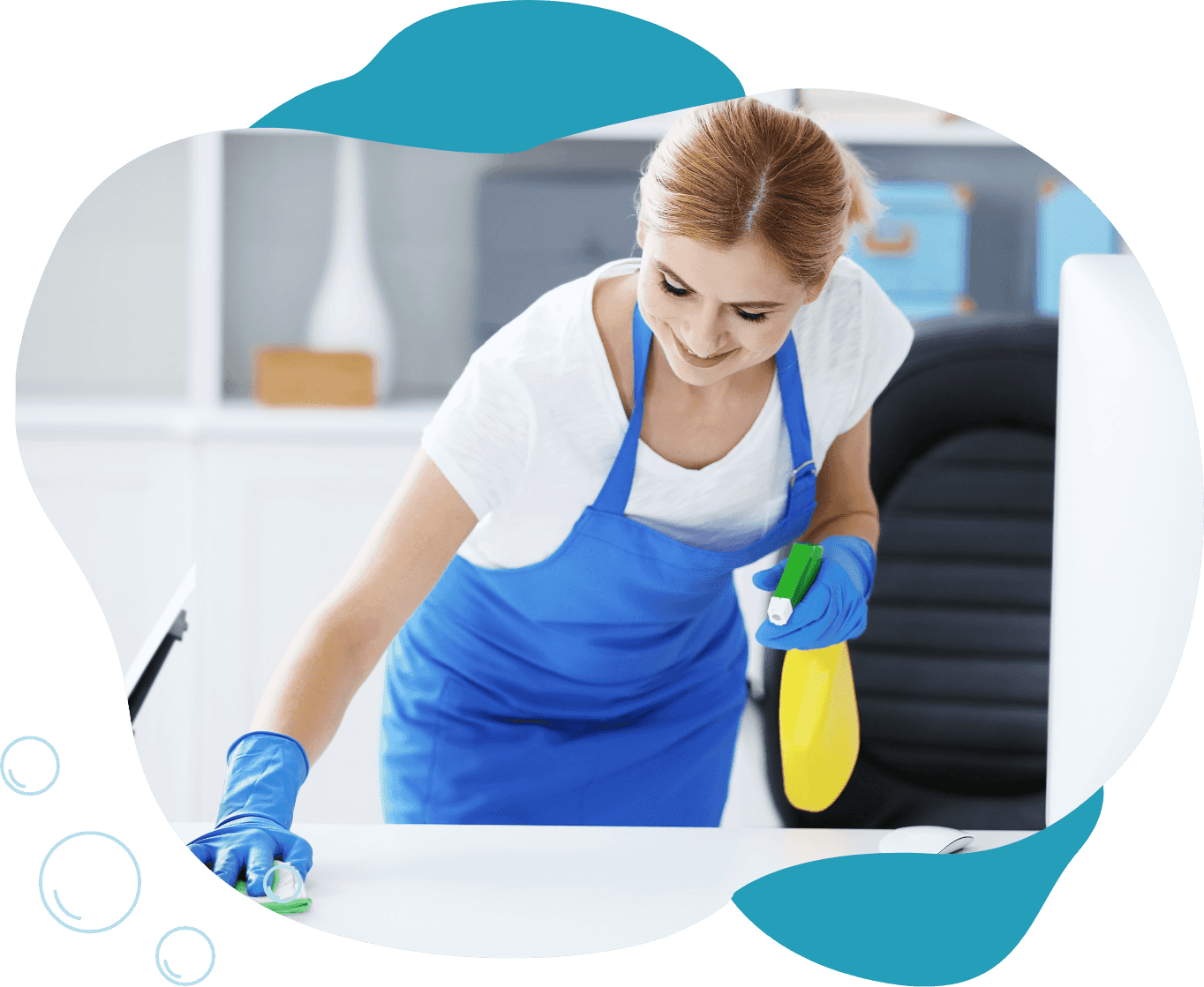 Kobieta sprzątająca biurko